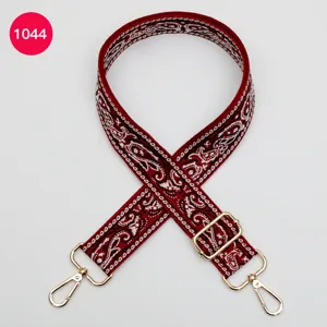Sangle de sac de rechange jacquard cachemire rouge avec boucles métalliques dorées.