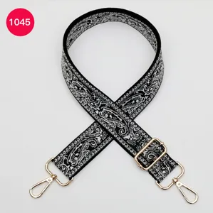 Bandoulière large réglable en jacquard cachemire noir et blanc avec accessoires dorés.