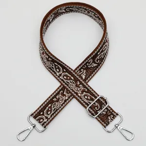 Sangle de sac large en jacquard ethnique, motif cachemire marron avec quincaillerie argentée réglable.
