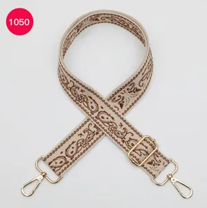 Sangle de sac large jacquard style ethnique avec boucles et crochets metalliques reglables.