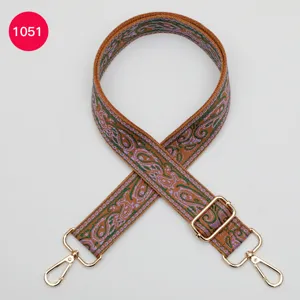 Bandoulière de sac ethnique tissée multicolore avec beau motif jacquard et boucles dorées.
