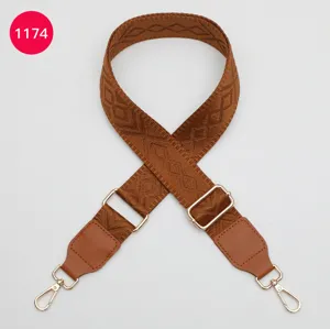 Sangle de sac de rechange tissée marron avec motif losanges et accessoires dorés réglables.
