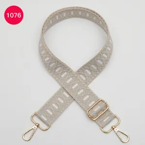 Verstelbare geweven tas vervangende schouderband detail met gouden metalen hardware.