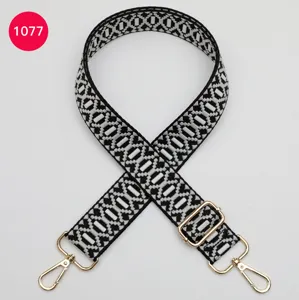 Zwart witte geometrische tasriem detail, verstelbare metalen gesp vervanging.