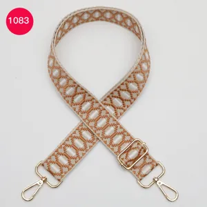 Detailopname van de vervangende tassenband in jacquard met geometrisch patroon en metalen.