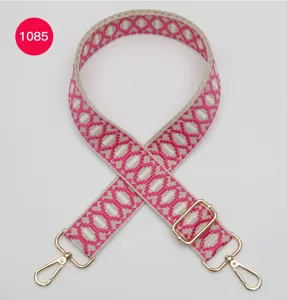 Roze geometrische jacquard vervangende tasriem met verstelbare gouden metalen hardware onderdelen.