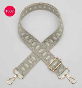 Jacquard geweven tasriem vervanging in saliegroen met verstelbare gouden metalen hardware details.