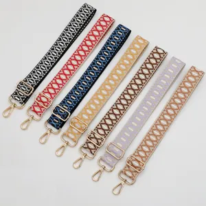 Verstelbare jacquard tasriem als vervanging met gouden metalen hardware en stijlvol design.