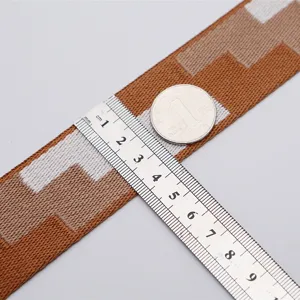 Breiter, bunter, dicker Canvas-Taschengurt im ethnischen geometrischen Design, verstellbar.