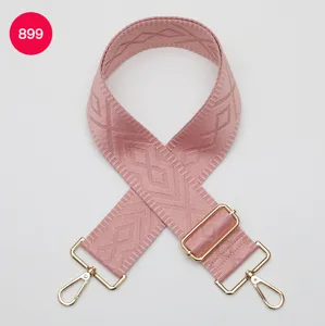 Sangle de sac large tissée rose avec boucles et fermoirs en métal doré pour sacs bandoulière.