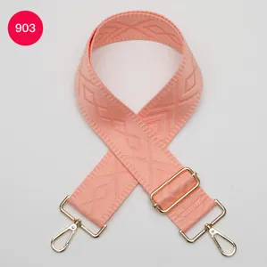 Gros plan sur la bandoulière de sac rose réglable de 5 cm avec motif géométrique.