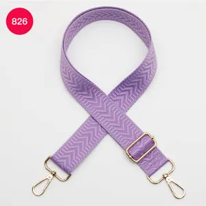 Sangle de sac large violette avec motif flèche et quincaillerie dorée. Courroie de remplacement chic.