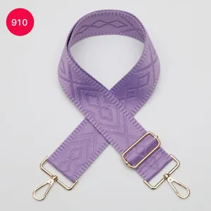 Courroie de sac de rechange tissée violette avec motif géométrique et quincaillerie dorée.