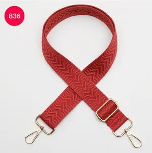 Sangle de sac à bandoulière large et tissée rouge de rechange avec quincaillerie dorée.