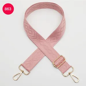Tracolla per borsa rosa con motivo geometrico a rombi e fibbie dorate regolabili resistenti.