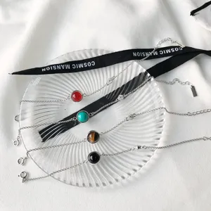 Detailansicht des minimalistischen S925 Sterlingsilber Mehrfach-Edelstein Armbands.
