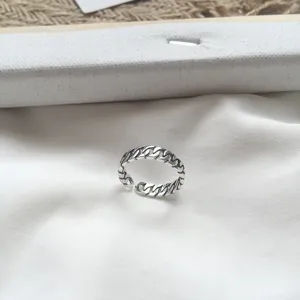 Anillo abierto de cadena retro de plata S925 para mujer, joyería de moda vintage detalle.
