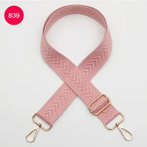 Bandoulière de sac large tissée rose avec motif chevron et quincaillerie en métal doré chic