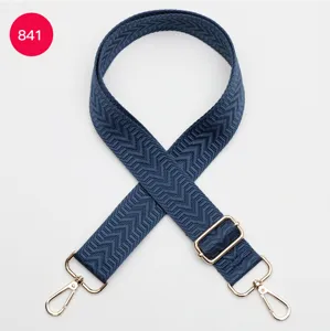 Courroie de sac tissée bleue réglable de rechange avec quincaillerie dorée et motif chevron.