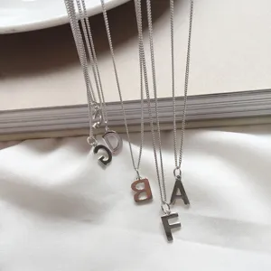 Details of the S925 sterling silver minimalist letter pendant necklace, versatile fashion jewelry.