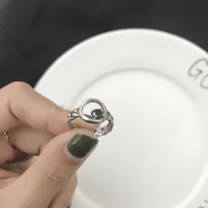 Bague chaîne en argent sterling S925 avec onyx noir au design vintage vieilli et unique.