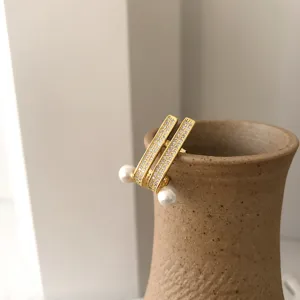 Élégantes boucles d'oreilles puces perle zircone double barre, bijou minimaliste.