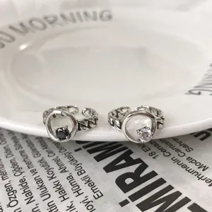 Bague chaîne exquise en argent sterling S925 avec détails en zircon noir et blanc.