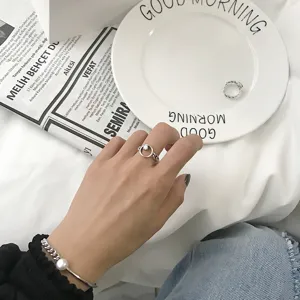 Vue détaillée de bague en argent S925 et bracelet perle, design de bijoux lifestyle.