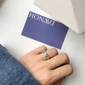 Silberner Stern Mond Spinner Ring Detailansicht, minimalistischer Schmuck für den Alltag.