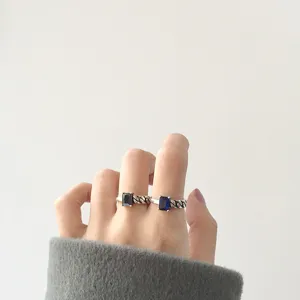 Vue détaillée de bagues en argent sterling S925 vintage tressées avec des pierres carrées.