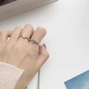 Vue détaillée de bagues ouvertes minimalistes en argent sterling S925 œil-de-chat.