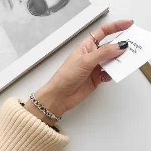 Primer plano de pulsera cadena plata, diseño retro vintage envejecido para mujer.