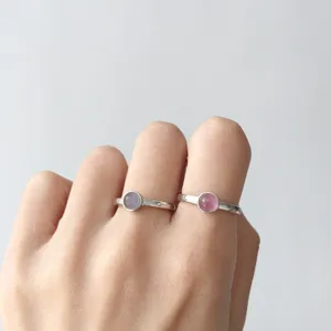 Gros plan détaillé de bagues minimalistes en argent sterling ornées de pierres œil-de-chat.