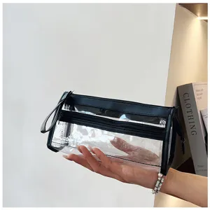 Vista dettagliata dell'astuccio trasparente multistrato in PVC con finiture nere eleganti.