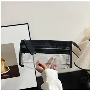 Astuccio e borsa cosmetica multiuso in PVC trasparente vista dettaglio con zip nere e bordi.