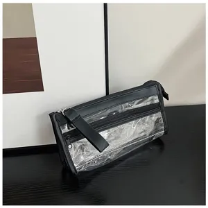 Dettaglio astuccio in PVC trasparente con scomparti multipli con zip e finitura nera resistente.