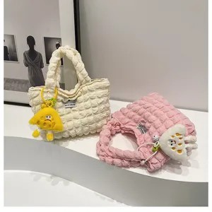 Bolso de mano arrugado estilo coreano con bonito colgante de felpa, bolso de moda.