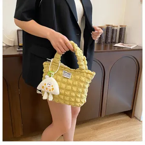 Bolso de mano de tela de burbuja arrugada amarilla con lindo colgante de peluche, casual.