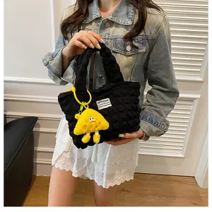 Bolso de mano plisado estilo coreano para mujer, bolso casual con bonito colgante de muñeca amarilla.