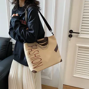 Large capacity canvas tote bag for women, casual single shoulder bag for daily commuting.