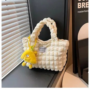 Bolso de mano arrugado estilo coreano para mujeres, bolsa blanca casual con colgante de peluche.