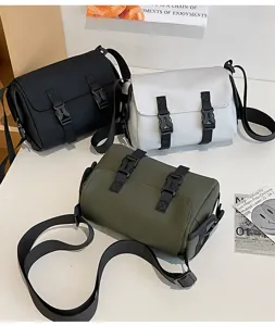 Vista detallada del bolso bandolera táctico impermeable con cierre de doble hebilla.
