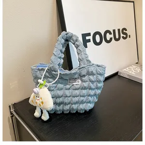 Bolso de mano con textura de burbuja estilo ins coreano bolso casual azul claro con lindo colgante.