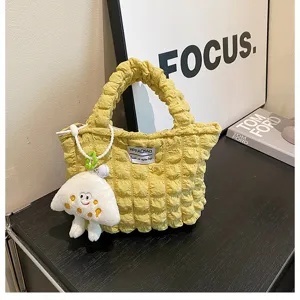 Bolso de mano de nailon fruncido amarillo con lindo colgante de felpa, bolso casual.