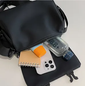 Bolso bandolera impermeable de nailon para hombre y mujer, bolso mensajero urbano casual con hebillas.