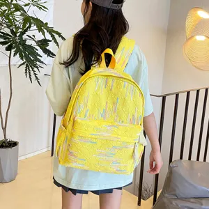 Gelber gesteppter Mini-Rucksack Detail mit bunter Stickerei und strukturiertem Stoff.
