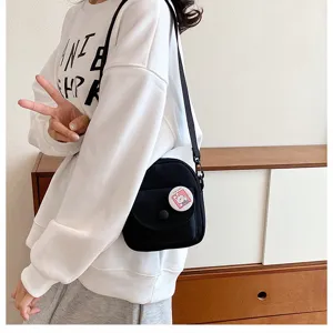 Sac bandoulière en toile Harajuku japonaise, petit sac noir avec joli badge de lapin mignon.