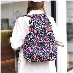 Vue détaillée du sac à dos cordon en toile à motif géométrique ethnique coloré, sac de loisir.