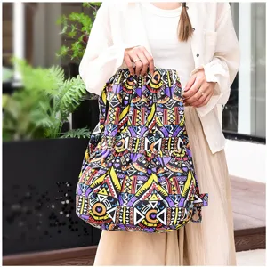Détail de sac à dos cordon en toile à imprimé géométrique ethnique, sac casual multicolore.