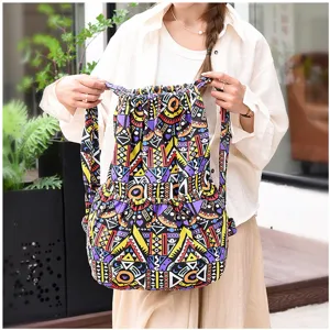 Détail de sac à dos cordon impression géométrique, sac en toile décontracté, motif ethnique.